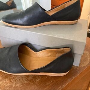 COCLICO Black and Tan Flats with Pointed Toe